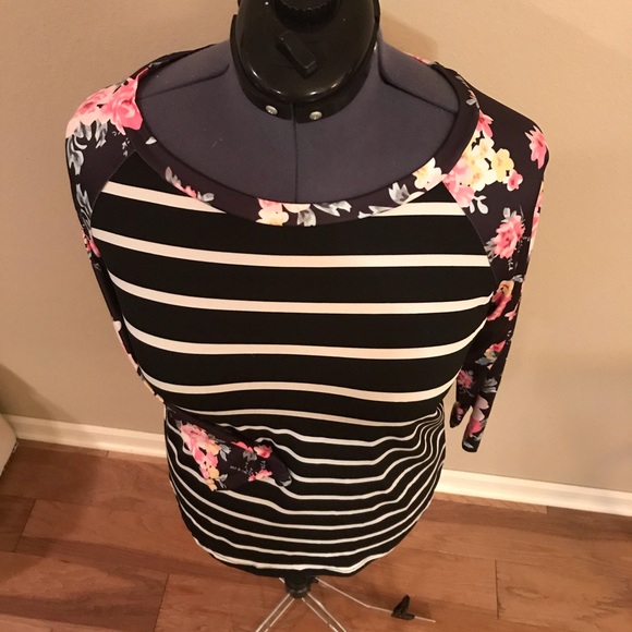 Scoop neck 3/4 sleeve tee. - Picture 4 of 5